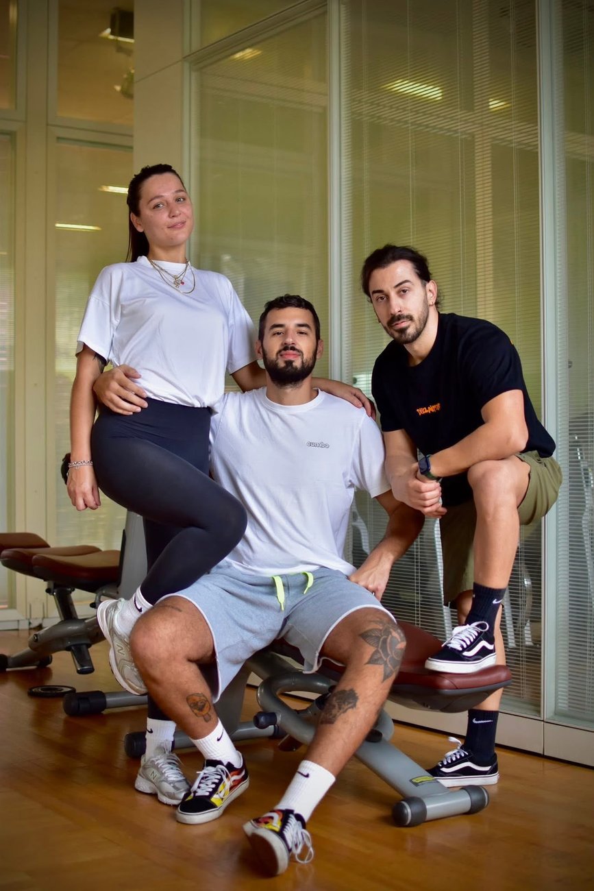 Klaudio Sota con i suoi clienti a Bologna